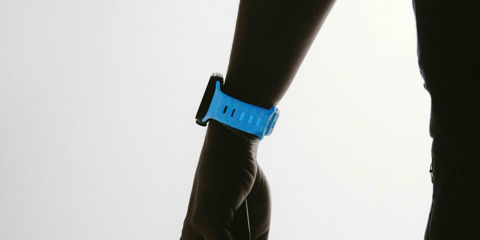 Nomad lancerer limited edition glow in the dark Icy Blue armbånd